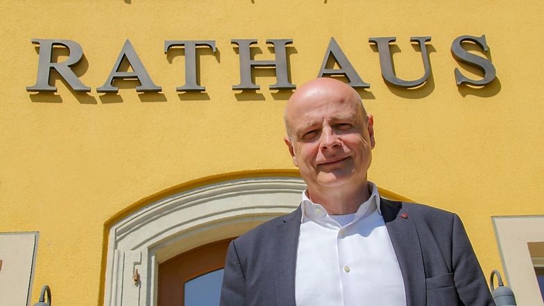 Seit mittlerweile 14 Jahren sitzt Harry Habel auf dem Chefsessel im Bernsdorfer Rathaus. Nun strebt der 60-Jährige eine dritte Amtszeit als Bürgermeister an. Am Sonntag findet die Wahl statt. Harry Habel ist der einzige Kandidat.
