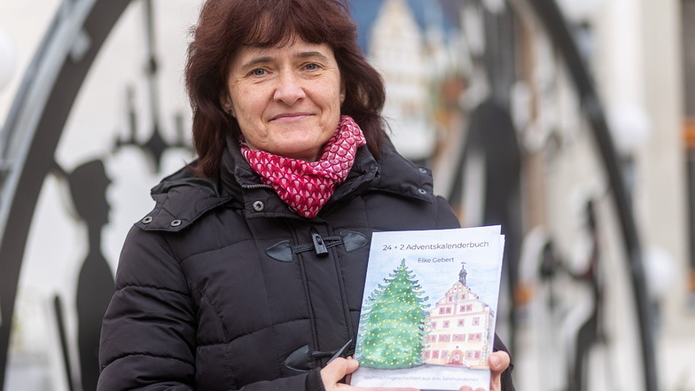 Elke Gebert steht hier am Dippser Rathaus mit ihrem fertigen Buch, das nun für jeden erhältlich ist.