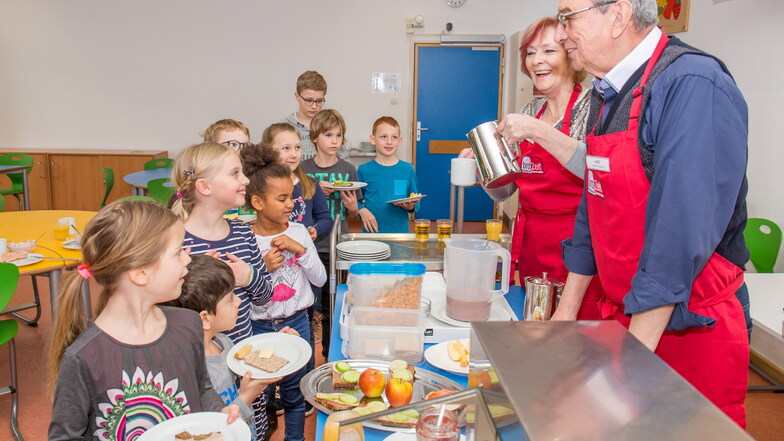 Konzept des Vereins "brotZeit": Senioren bereiten in der Grundschule Frühstück für die Kinder zu.