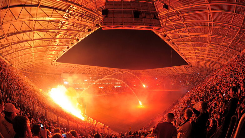 Die emotionale Stadion-Eröffnung: Mit einer Pyro-Show wurde das neue Dresdner Stadion am 15. September 2009 feierlich eingeweiht. Als Gegner war der FC Schalke 04 zu Gast. Kevin Kuranyi erzielte vor 32.000 Zuschauern das erste Tor, für Dynamo traf beim 1: