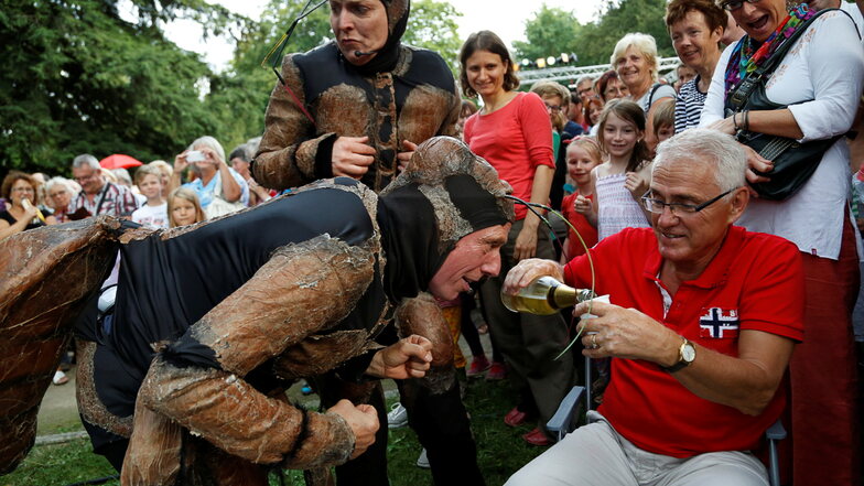Auf "Tuchfühlung" will das Görlitzer Straßentheaterfestival dieses Jahr gehen. 2014 machten das die Waldameisen bei einem Besucher schon mal vor.