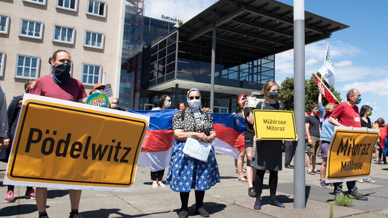 Demonstranten protestierten am Dienstag vor dem Landtag in Dresden gegen das Abbaggern weiterer Dörfer für die Braunkohleförderung.