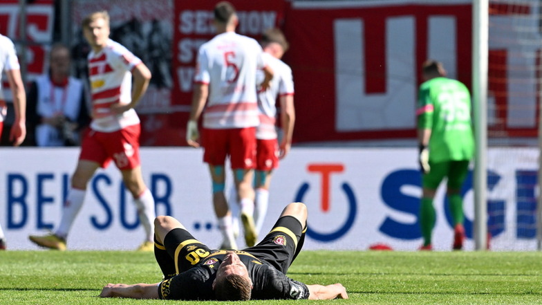 Am Boden zerstört: Kapitän Stefan Kutschke und Dynamo Dresden sind zum Ende des Spitzenspiels gegen Jahn Regensburg völlig platt.