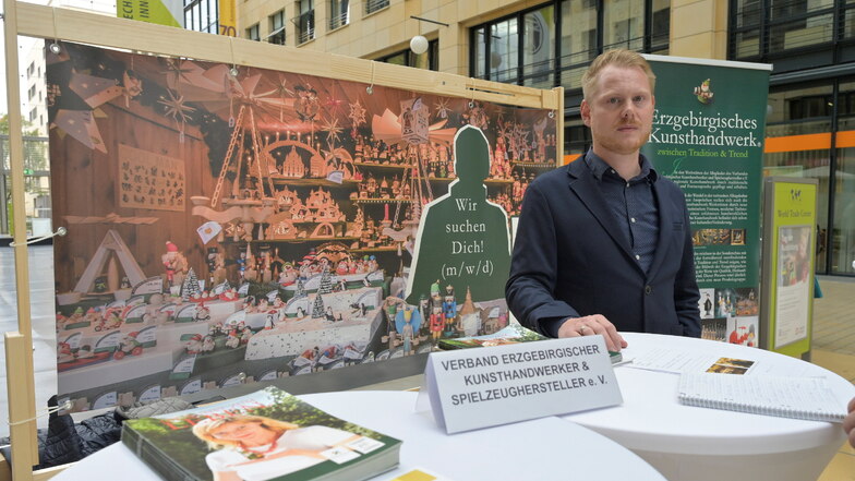 Frederic Günther vom Verband der Ezgebirgischen Kunsthandwerker ist froh, dass es die Börse gibt.