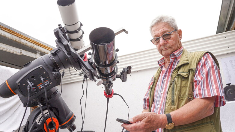 Reinhard Köber vom Förderverein der Schulsternwarte steht an einem Teleskop für die Astrofotografie. Die zwei neuen Astrokameras sollen noch bessere Bilder liefern.