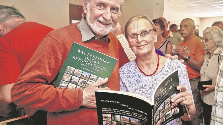 So sehen erfolgreiche Autoren aus: Rikarda und Günter Groß mit ihrem siebenten Buch über kleine Dörfer im Osterzgebirge.
