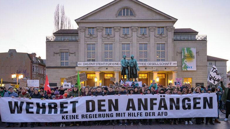 Demonstranten vor dem Theater und dem Goethe- und Schillerdenkmal in Weimar demonstrierten am Mittwoch Menschen gegen die Wahl von Kemmerich zum neuen Ministerpräsidenten.
