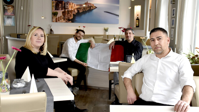 Sabrina Turturro, Christian Tocci und ihre Mitarbeiter im Restaurant Sapori della Puglia in Radeberg. Sie sorgen sich um ihre Angehörigen in Italien.