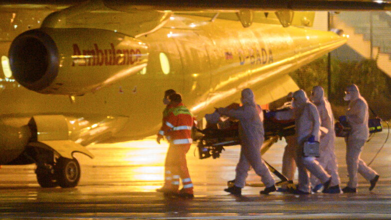 Einer von zwei Patienten wird in der Nacht zum Sonntag auf dem Flughafen Dresden von Rettungskräften in ein ADAC-Ambulanzflugzeug verladen.