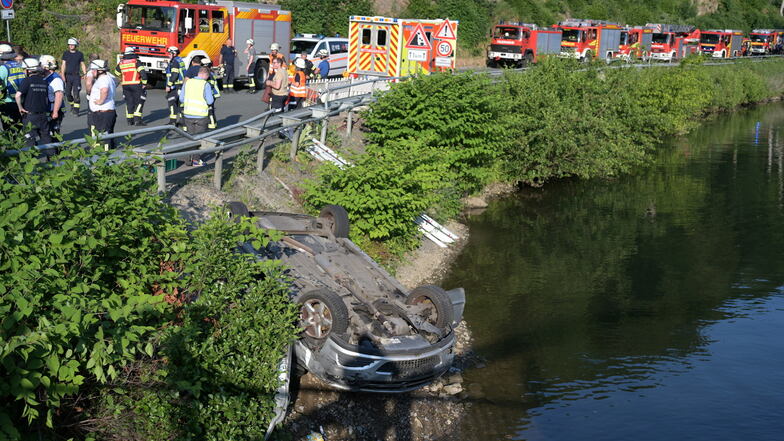 Ein Auto ist in Werdohl (Märkischer Kreis) von der Straße abgekommen und in den Fluss Lenne gefahren. Zwei Frau konnten geborgen werden.