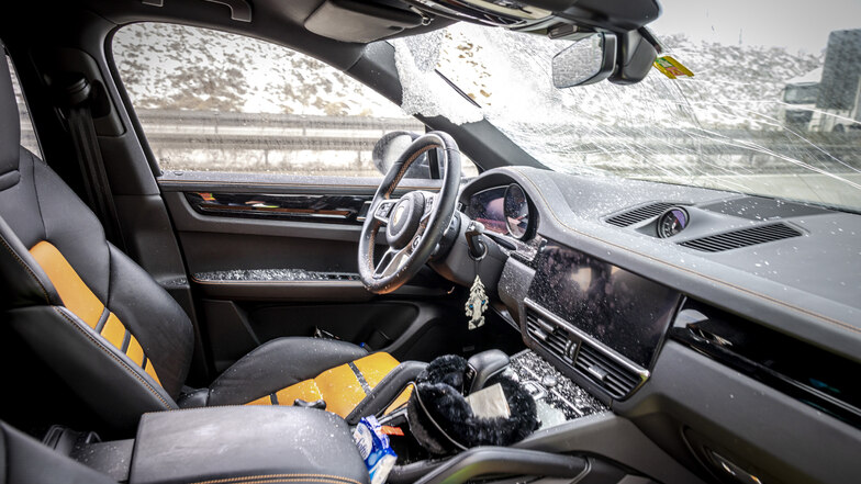Glück im Unglück hat der Fahrer dieses Porsches-Cayenne gehabt, in dessen Windschutzscheibe auf der A17 eine Eisplatte geflogen war.