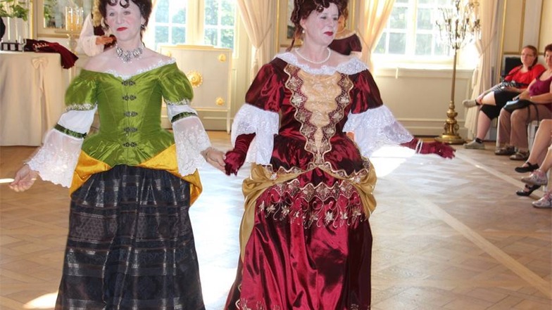 Les danceurs des Sans Souci im Spiegelsaal des Schlosses Rammenau
