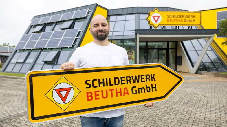 Wegweisend: Martin Reh leitet die Niederlassung des Schilderwerks Beutha in Langburkersdorf. Die Firma ist in ihrem Metier Deutschlands Marktführer.