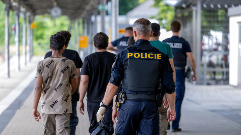 Der Bautzener Bahnhof gehörte im August und September zu den Orten, an denen häufig unerlaubt eingereiste Migranten festgestellt wurden. Inzwischen ist die Bundespolizei dort seltener im Einsatz.