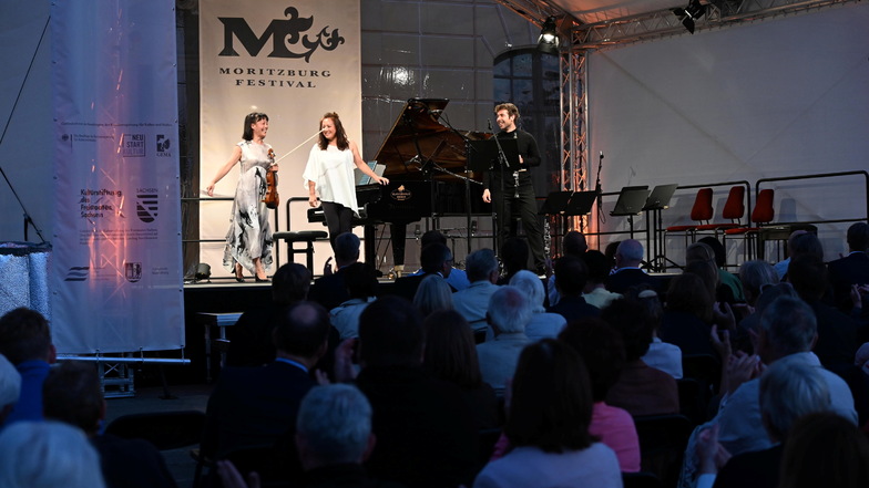 Überzeugten diese Woche in Moritzburg auf der Nordterrasse mit ihrer Darbietung von Strawinskys „L’Historie du Soldat“ (von links): Star-Geigerin Mira Wang, Pianistin Wu Qian und Pablo Barragán an der Klarinette.