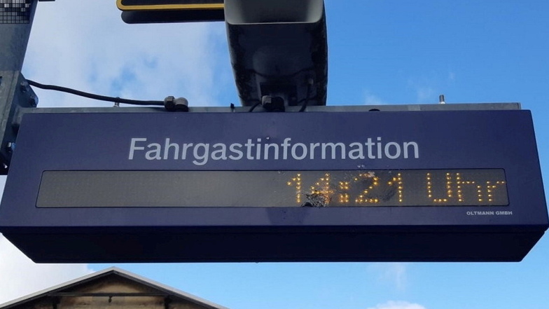 Am Bahnhaltepunkt in Putzkau wurde die elektronische Fahrgastinformation von Unbekannten beschädigt.
