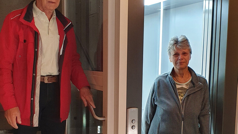 Renate Horn durfte als erste den neuen Fahrstuhl testen.