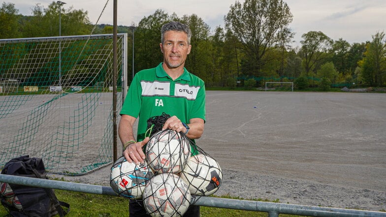 Frank Ahnert, Vereinsvorsitzender der SG Wilthen, freut sich, dass der Hartplatz des Vereins wieder nutzbar ist.