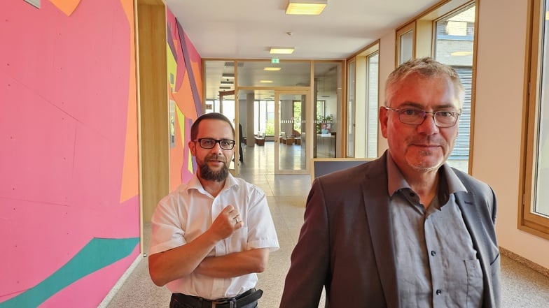 Frank Hannig, hier mit seinem Verteidiger Ronald Mayer (l.) am Mittwoch im Amtsgericht Dresden, soll dem Finanzamt einen Haufen Geld vorenthalten haben. In seinem Prozess spricht er von einem "unabwendbaren Verfahrenshindernis".