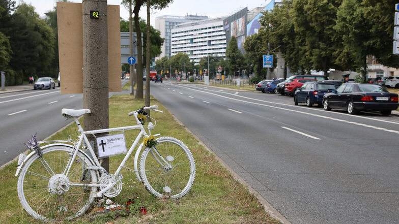 Wie hier auf der St. Petersburger Straße in Dresden erinnern in vielen Städten "Ghost Bikes" an tödlich verunglückte Radfahrer.