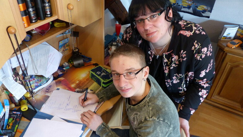 Leon Geier lernt seit Mitte Dezember am heimischen Schreibtisch. Seine Mutter Lysann Geier findet das einen unerträglichen Zustand.