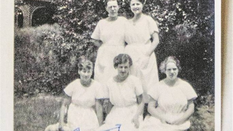 Hertha Kammel (vorn Mitte) zwischen anderen Angestellten im Weidnerschen Sanatorium.