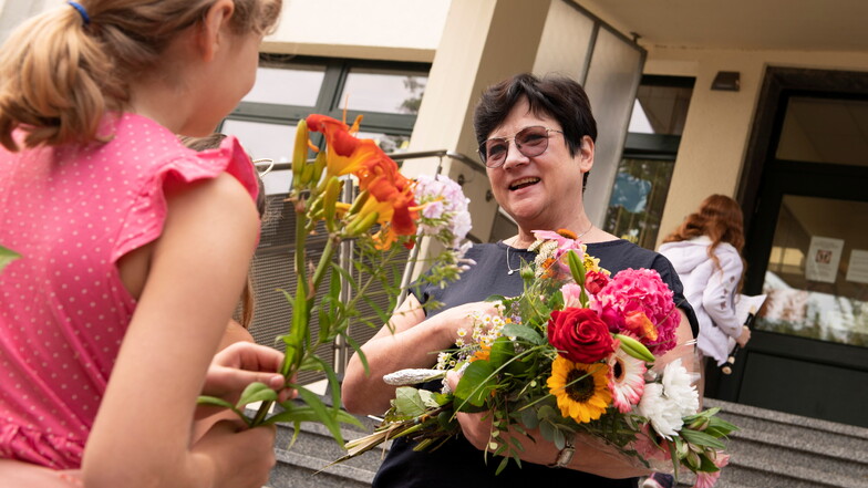 Abschied in den Ruhestand: Monika Kroll war 20 Jahre Schulleiterin. Am Dienstag gab es nicht nur dafür Blumen. Denn am gleichen Tag wurde sie 65.