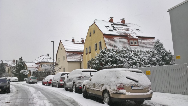 In höher gelegenen Stadtteilen - wie hier in Cöschütz- bildete sich anders als im Stadtzentrum eine geschlossene Schneedecke. 