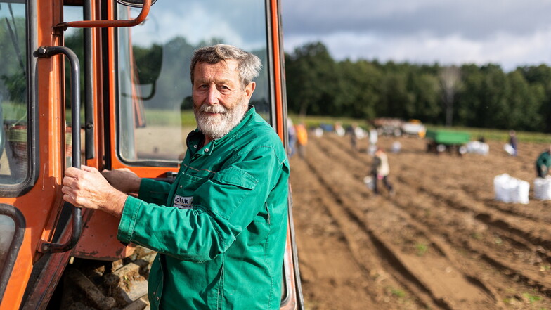 Klaus Köhler von der Agrargenossenschaft Reinholdshain holt die Kartoffeln mit dem Siebkettenroder ans Tageslicht.
