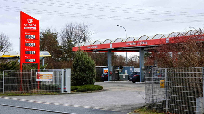 Nach einem technischen Defekt, bei dem Wasser in die unterirdischen Tanks gelaufen ist, wird die Selgros-Tankstelle an der Autobahn 13 bei Radeburg im Februar nun saniert.