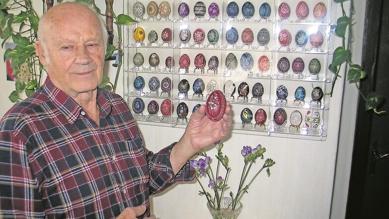 Kurt Pluta liebt Blütenmotive. Der 85-Jährige verziert nicht nur Eier, er sammelt sie auch. Besonders wertvoll sind ihm drei Eier seiner Mutter von 1950, die ihrerzeit eine der besten Kratzerinnen in Oberschlesien war. Abgesehen von den Raritäten hat e