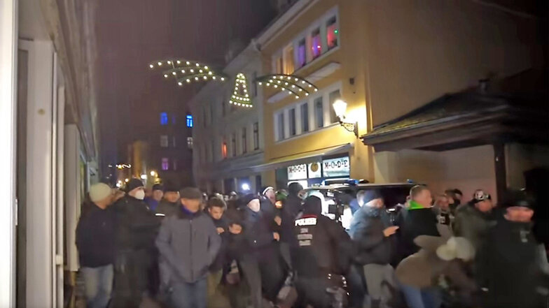 Am 27. Dezember 2021 durchbrachen Protestler gegen die staatlichen Corona-Maßnahmen in Zittau Polizeiabsperrungen.