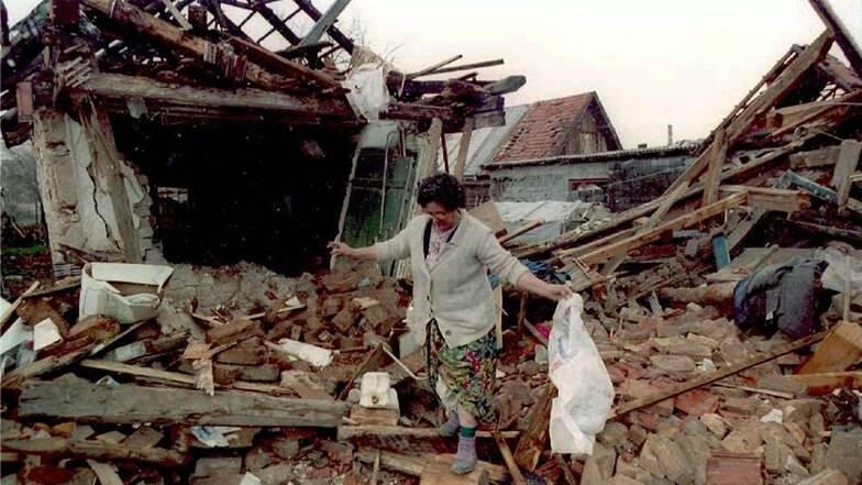 Die bosnische Muslima Ziba Suba sucht im April 1995 in den Trümmern ihres bei einem serbischen Angriff zerstörten Wohnhauses in Sarajevo nach den letzten Habseligkeiten.