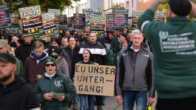 Teilnehmer der Demo der rechtsextremen Kleinpartei "Der III Weg" in Plauen.