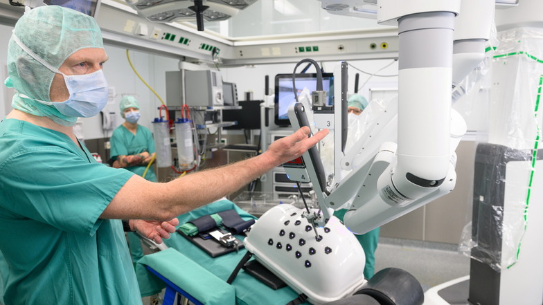 Immer mehr moderne Technik in Sachsens Krankenhäusern: Hier zeigt Operateur Sören Torge Mees im Städtischen Klinikum Dresden-Friedrichstadt das DaVinci-Operationssystem der neuesten Generation.