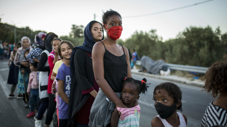Anstehen nach Lebensmitteln in der Nähe des ausgebrannten Flüchtlingslagers Moria auf der griechischen Insel Lesbos. Der Bautzener Kreistag sprach sich jetzt gegen die Aufnahme von zehn zusätzlichen minderjährigen Flüchtlingen aus.