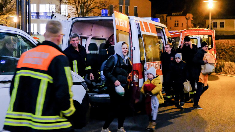 Erschöpft und glücklich treffen Flüchtlinge und ihre Radebeuler Helfer, darunter Kameraden der Wahnsdorfer Feuerwehr, in der Lößnitzstadt ein.