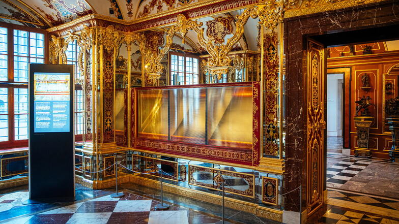 Die ausgeraubte Vitrine im Juwelenzimmer des Historischen Grünen Gewölbes im Residenzschloss in Dresden. Im Zusammenhang mit dem spektakulären Juwelendiebstahl ist Anklage gegen die sechs dringend Tatverdächtigen erhoben worden.