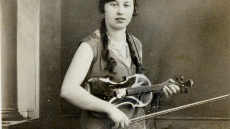 Martha Richter als 16-jähriges Mädchen mit ihrer Geige.