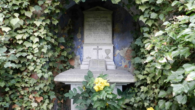 Gemeinsamer Grabstein für den Pfarrer und seine Frau am Südeingang der Jakobskirche Ortrand.