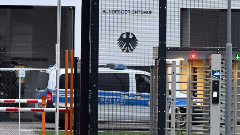 Die Ermittlungen der Bundesanwaltschaft gegen mutmaßliche Verschwörer aus der "Reichsbürger"-Szene hat die Debatte über Extremisten im Staatsdienst zusätzlich befeuert.
