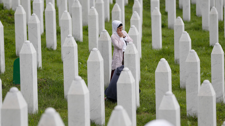 Eine Gedenkstätte etwa 150 Kilometer von Srebrenica 