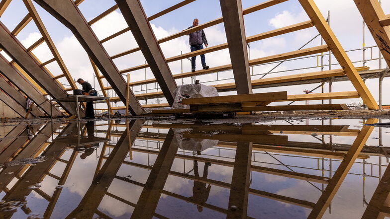 Bei der Sanierung des Beyerbaus der TU Dresden spiegelt sich das Dilemma der Baubranche. Wegen des Materialmangels wird es knapp mit der Fertigstellung des Dachtragwerks bis Ende November.