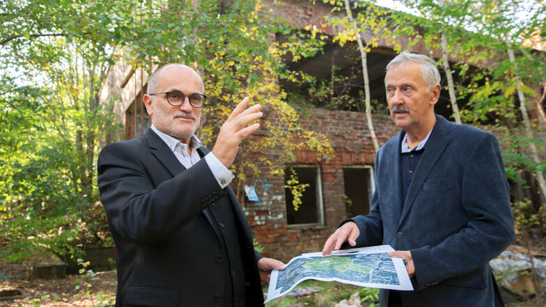 Der Kamenzer OB Roland Dantz (l.) und Bau-Sachgebietsleiter Frank Kunze auf dem Gelände des früheren Glaswerks in Kamenz: Die Stadt will das Gebiet entwickeln.