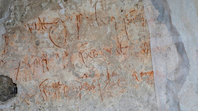 Diese 700 Jahre alte Schrift an einer Wand der Hirschfelder Vorkirche wollen Fachleute nun entschlüsseln.