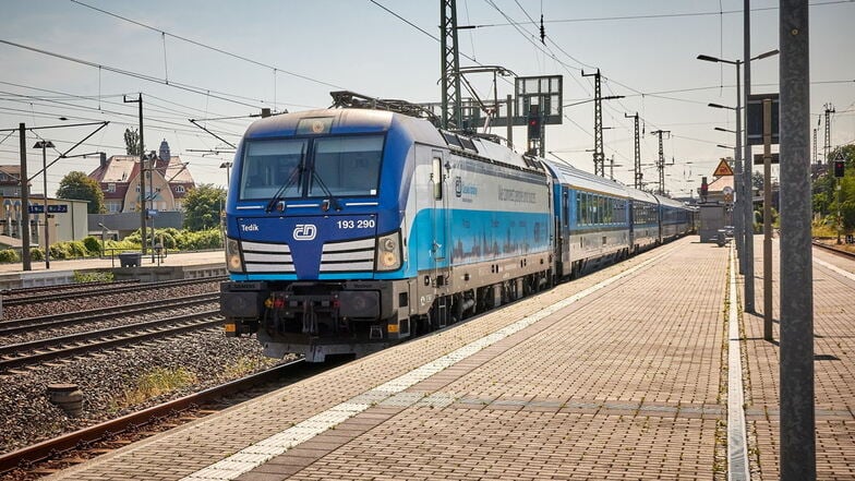 Eurocity im Bahnhof Heidenau: Bekommt die Stadt künftig einen fernzugtauglichen Bahnsteig?