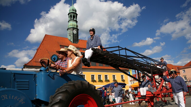 Die Feuerwehr aus Berthelsdorf rollte mit einem Traktor Lanz mit langer Leiter durch Neustadt.