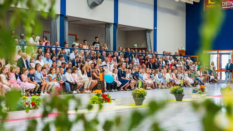 Viele  Gäste verfolgten das Programm zur Schulaufnahme.