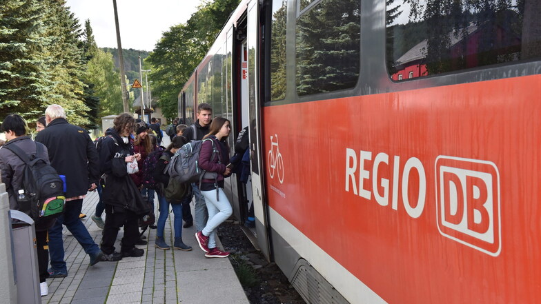 Zum Dresdner Dieselnetz gehört auch die Müglitztalbahnstrecke. Auf dieser werden auch Schüler befördert - hier der Bahnhof in Geising.