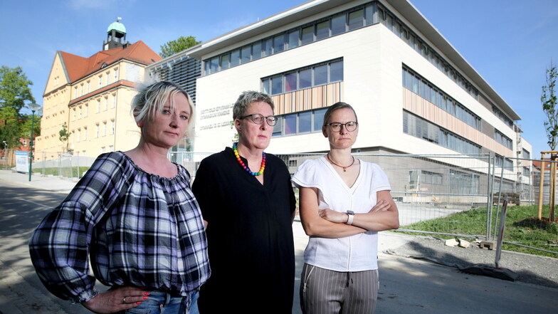 Schulelternsprecherin Ilka Vetter, Angelika Vöhringer, und Elternsprecherin Wencke Pfuhl (v. l.) sehen beim neuen Lessing-Gymnasium in Kamenz etliche Probleme - uns sprechen sie öffentlich an.